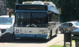 В Мариуполе троллейбус столкнулся с тремя машинами