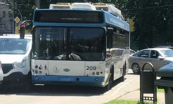 В Мариуполе троллейбус столкнулся с тремя машинами