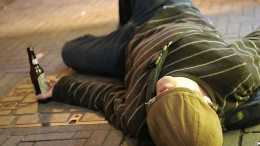 Прохожие на детской площадке нашли ребенка без сознания: мальчик отравился пивом