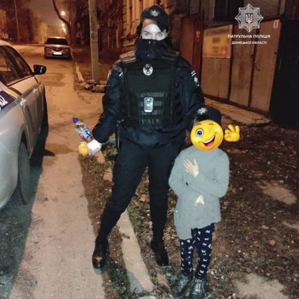 Маленькая девочка ночью одна бродила по городу