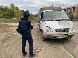 Россияне в Константиновке ударили FPV-дроном по гражданскому автомобилю