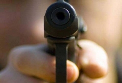 В неподконтрольной Макеевке мужчина угрожал пистолетом администрации и посетителям кафе