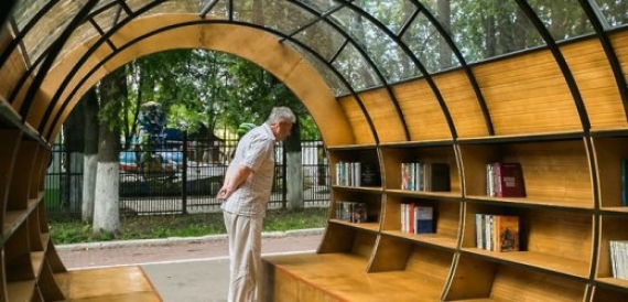 В центре оккупированного Донецка открыли бесплатную уличную библиотеку