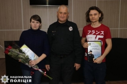 Полиция наградила жителей Мариуполя, которые помогли задержать вора