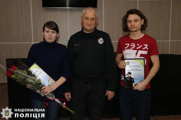 Полиция наградила жителей Мариуполя, которые помогли задержать вора