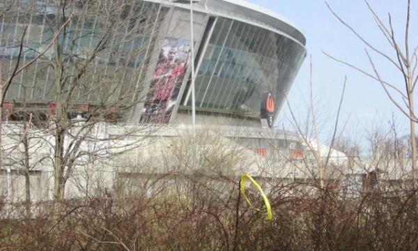 Желтые ленточки развесили патриоты возле «Донбасс Арены»