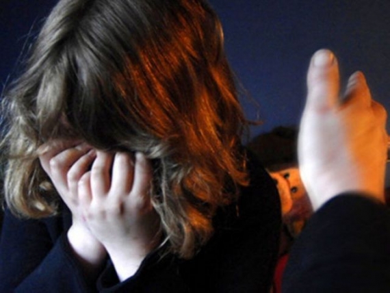 Неравнодушные соседи сообщили в полицию об избиении отчимом падчерицы