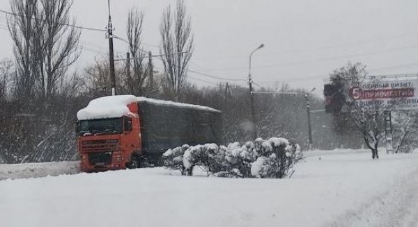Застрявшие авто в снегу и ДТП: в «ДНР» свирепствует непогода