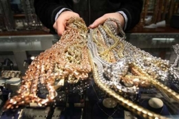 В центре Донецка грабители вынесли из ЦУМа золото и бриллианты