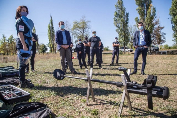 Благодаря Датскому совету беженцев разминировано свыше 7 000 кв. м территории Донбасса