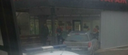 В Донецке автомобиль разнес остановку