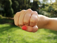 В ОРДО на детской площадке женщина избила подростка, который повздорил с ее сыном