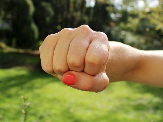 В ОРДО на детской площадке женщина избила подростка, который повздорил с ее сыном