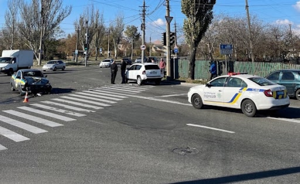 В ДТП в Мариуполе пострадали два человека и повреждены три автомобиля