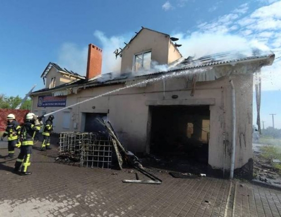 В Мариуполе горело СТО (фото)