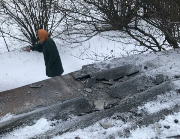 Оккупанты обстреляли поселок Травневое – пострадал дом пожилой женщины