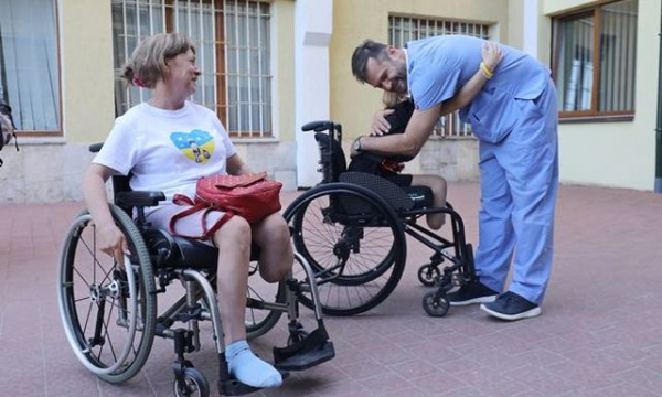 Пострадавшие при обстреле в Краматорске мама и дочь выехали из Львова в США