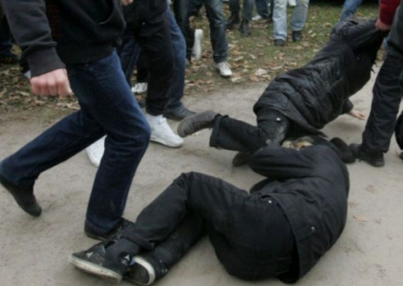 В центре Донецка двух боевиков «ДНР» избила группа подростков