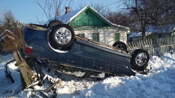 В Донецке иномарка врезалась в забор и перевернулась: есть пострадавшие (фото)