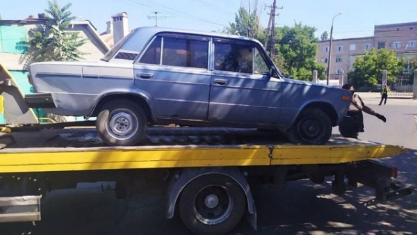 В Мариуполе водитель въехал в остановку и сбежал