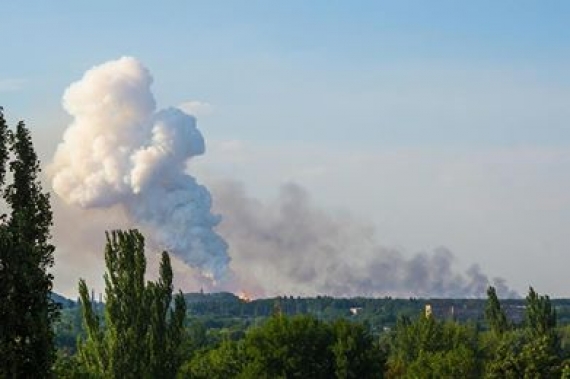 В оккупированном Донецке пылал химзавод (фото, видео)