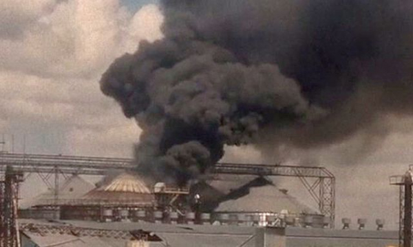 В Мариуполе продолжается пожар на заводе «Сателлит»