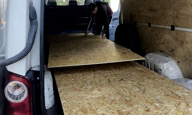 Жителям Дружковки выдали стройматериалы для минимального ремонта