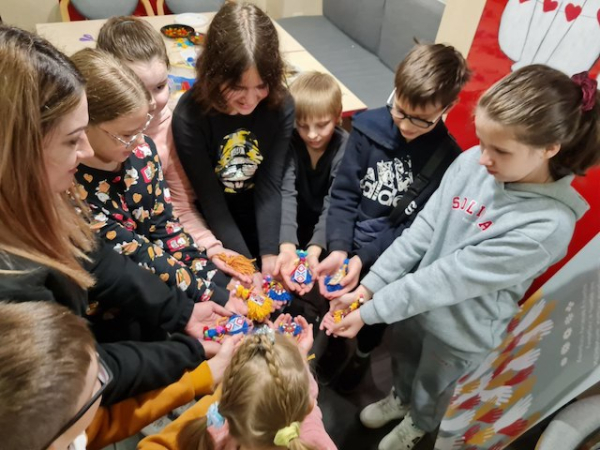 В Краматорске дети вместе с полицейскими изготовили куклы-мотанки