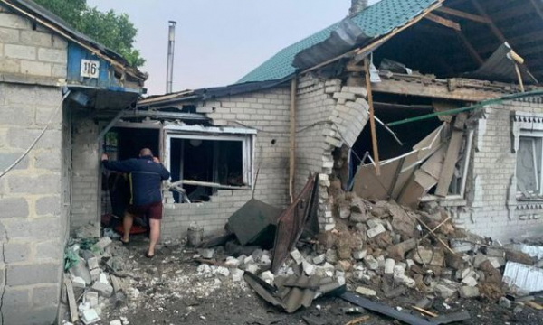 Во время обстрела Красногоровки погибла женщина, ее дочку и мужа спасли полицейские