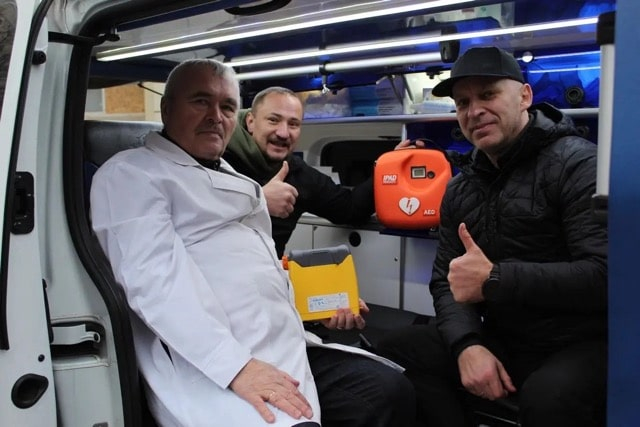 Славянской больнице переданы машина скорой помощи и медицинское оборудование