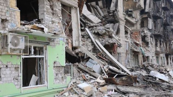 Во время разбора завалов в Мариуполе тяжело ранены подросток и молодой человек