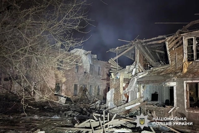 Вражеские войска сбросили на жилой дом в Славянске управляемую авиабомбу (фото)