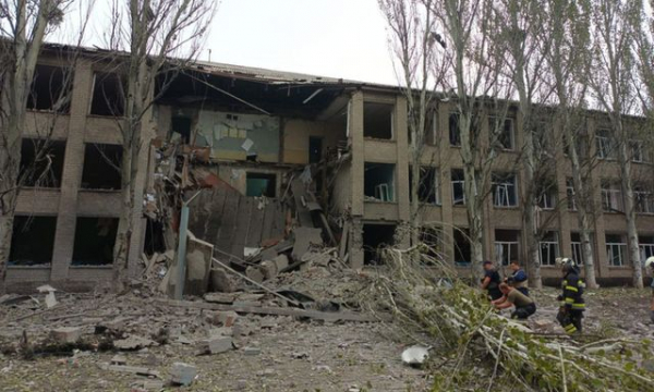 Российские военные обстреляли школу, в подвале которой прятались люди