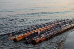 В Донецке спасли детей, плавающих на самодельном плоту в пруду возле кафе