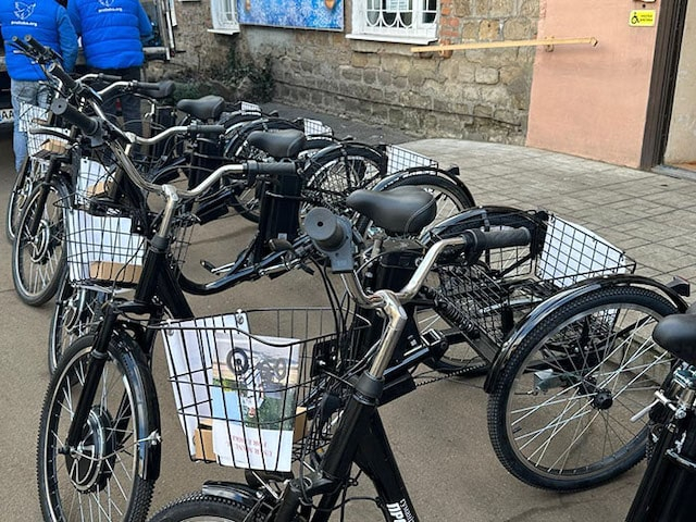 Гуманитарная миссия «Пролісок» передала громадам современные электровелосипеды