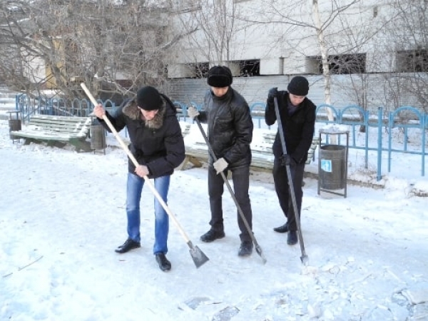 В Донецке нарушителей «комендантского часа» заставляют долбить лед на улицах