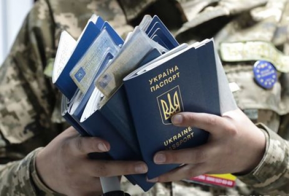 В правительстве предложили законодательно решить вопрос проверки жителей ОРДЛО, получающих биометрические паспорта