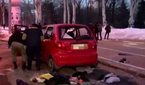 В неподконтрольном Донецке снова подорвали авто: погиб мужчина (фото, видео)