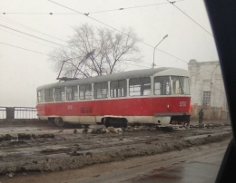 В Донецке трамвай развернуло поперек проезжей части (фотофакт)