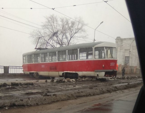 В Донецке трамвай развернуло поперек проезжей части (фотофакт)