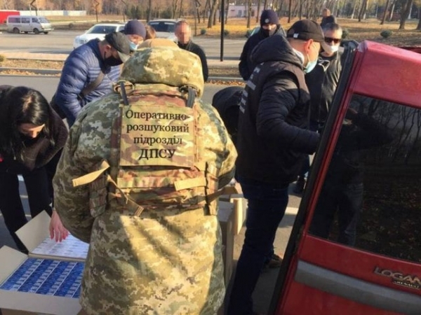 Женщина пыталась провезти в зону проведения ООС партию сигарет