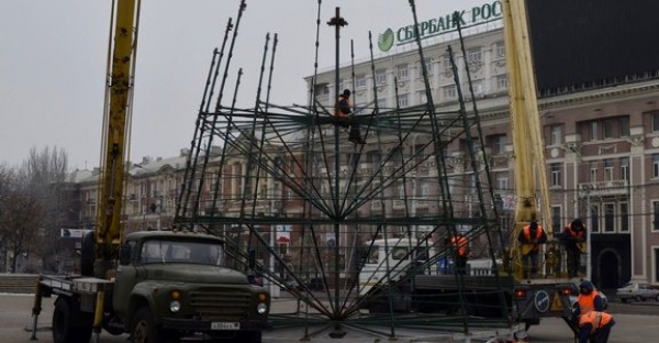 В центре Донецка устанавливают главную новогоднюю елку