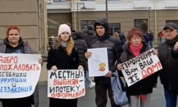 Жители Мариуполя вышли на протест – требуют обеспечить их жильем