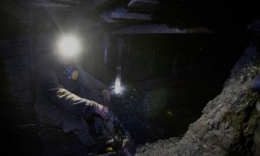 Горняки в Доброполье отказались подниматься на-гора, требуя погашения долгов по заработной плате