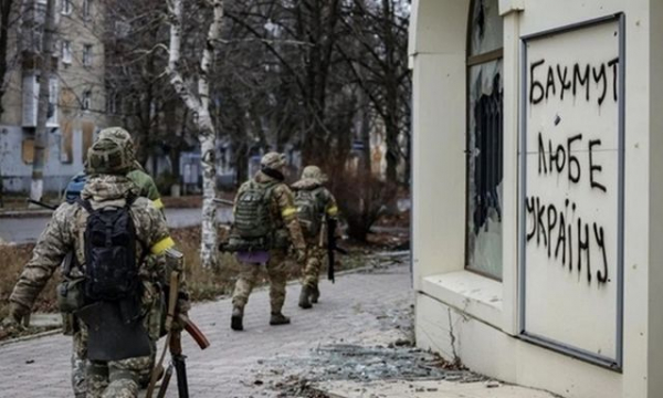 В Бахмуте идут тяжелые бои, враг пробивается к центру города