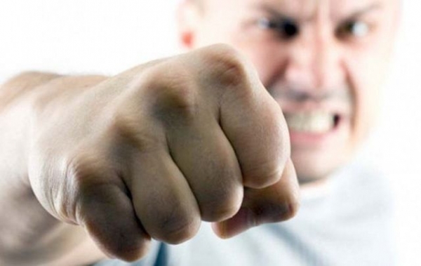 Изуродовал лицо и перебил конечности: в Мариуполе неизвестный напал на прохожего