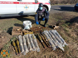 В лесополосе в Покровском районе обнаружен тайник с боеприпасами