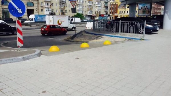 В Покровске установили антипарковочные полусферы