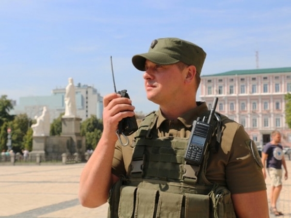 Нацгвардейцы патрулируют улицы Мариуполя