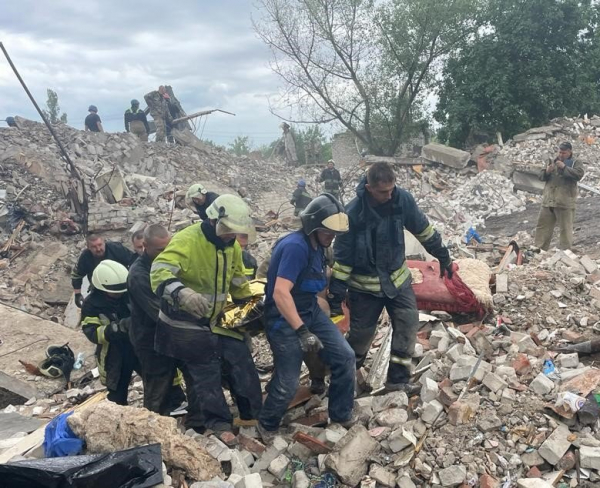 Во время ракетного удара в Часовом Яру погибли 26 человек, разбор завалов продолжается